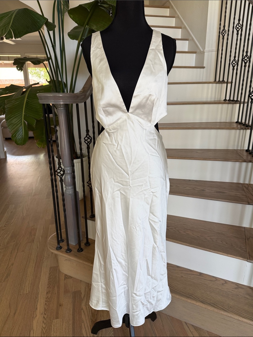 Sachin + Babi Elegant White Deep-V Cutout Maxi Dress (6)